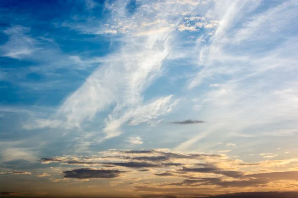 Zonsondergang hemel en bewolking. — Stockfoto