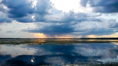 güzel günbatımı manzara nehir gökyüzü ve clou yansıması ile