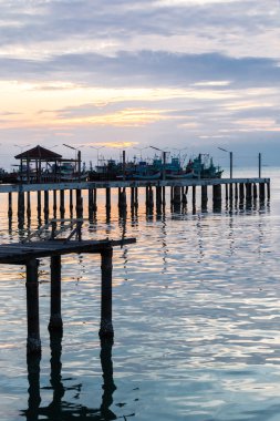 Alacakaranlıkta denizde balıkçı tekneleri