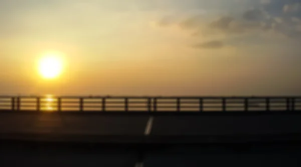 Field Blur Road bridge pe mare la răsăritul soarelui — Fotografie, imagine de stoc