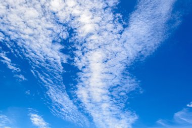 Mavi gökyüzünde beyaz clound