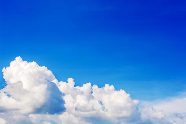 Tela blanca en el cielo azul.Espacio en la parte superior —  Fotos de Stock