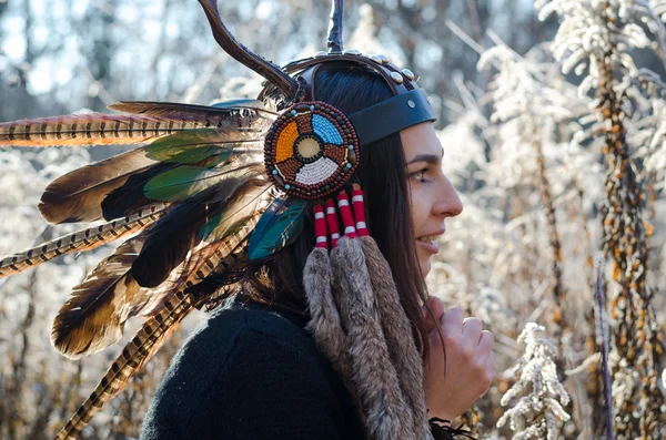 Boynuzlu ve tüylü şapkalı modern Hint tarzı kız 