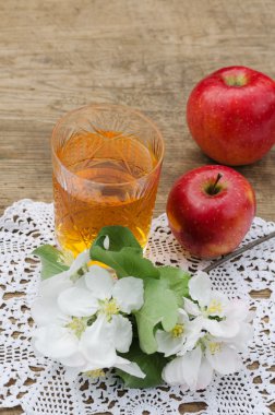 Elma suyu ve elma (kırmızı ve yeşil) ahşap bir masa üzerinde