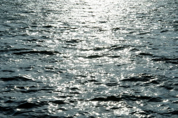 Υφή κυματιστό ήλιο πιτσιλωτός των υδάτων των ποταμών αντανακλώντας sunrays στο ηλιοβασίλεμα — Φωτογραφία Αρχείου