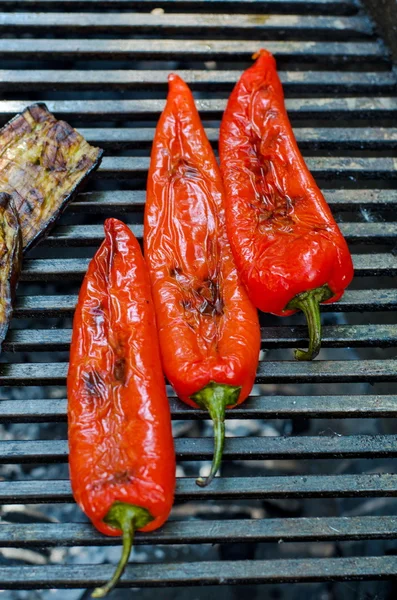 Páprica vermelha grelhada, grelha vegetal saudável — Fotografia de Stock