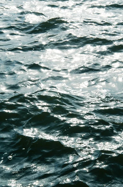 Υφή κυματιστό ήλιο πιτσιλωτός ποτάμι νερού αντανακλούν τις ακτίνες του ήλιου — Φωτογραφία Αρχείου