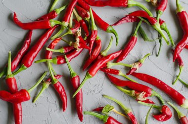 Bir demir tava üzerinde bir kalp şeklinde küçük serin biber