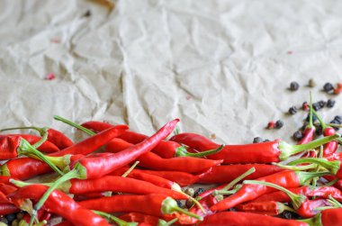 Vintage kağıt arka plan üzerinde sıcak kırmızı biber biber