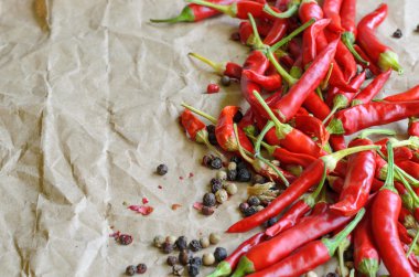 Vintage kağıt arka plan üzerinde sıcak kırmızı biber biber