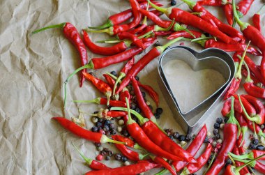 Vintage kağıt arka plan üzerinde sıcak kırmızı biber biber