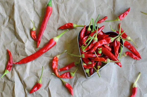 Vintage kağıt arka plan üzerinde sıcak kırmızı biber biber