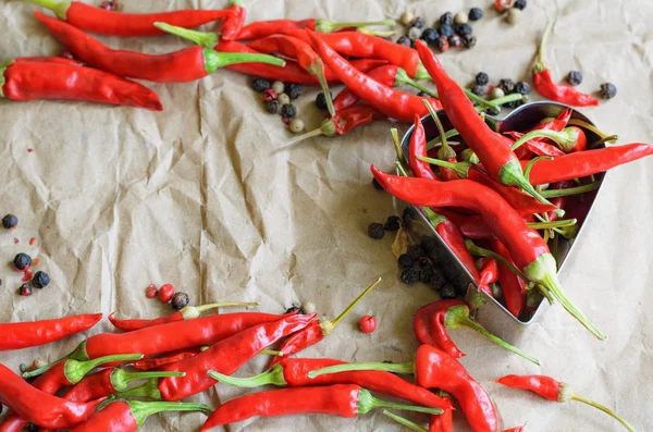 Vintage kağıt arka plan üzerinde sıcak kırmızı biber biber