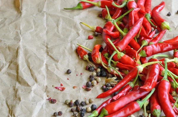 Vintage kağıt arka plan üzerinde sıcak kırmızı biber biber