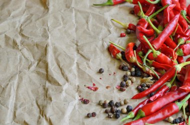 Vintage kağıt arka plan, kopya alanı üzerinde sıcak kırmızı biber biber