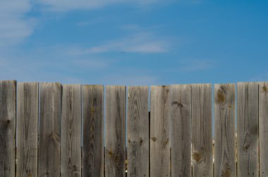 bulutlu gökyüzü arka plan üzerinde kapaklı eski ahşap çit