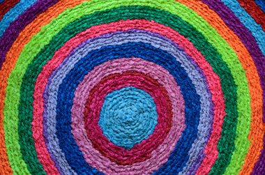 Renkli yuvarlak el yapımı yer halı paspası kurdeleleri ve paçavra yapılmış 