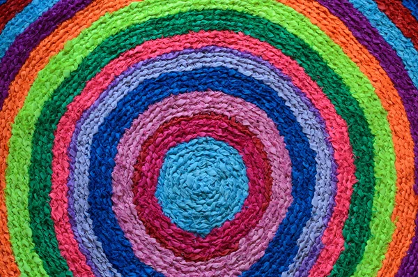 Цветной круглый коврик ручной работы из лент и тряпок — стоковое фото