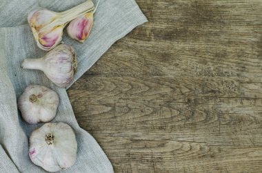 Rustik ahşap arka plan üzerinde sarımsak ampuller