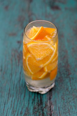 Maden suyu adet portakal ile 