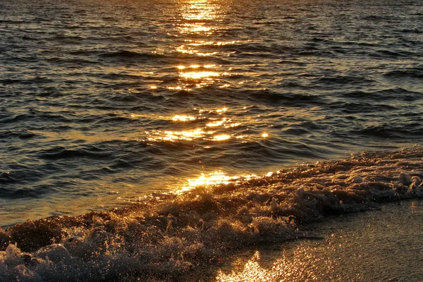Путь солнца по морским волнам . — стоковое фото