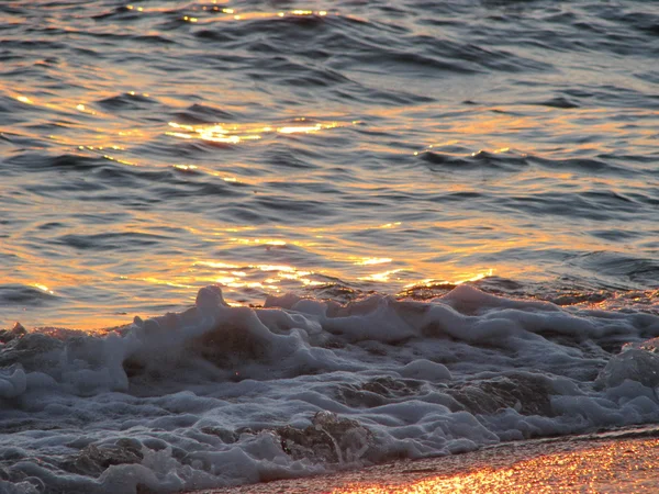 Pôr do sol nas ondas do mar — Fotografia de Stock