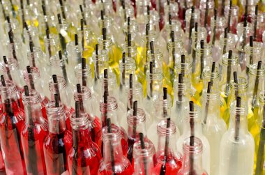 Kokteyller ile küçük şişeleri