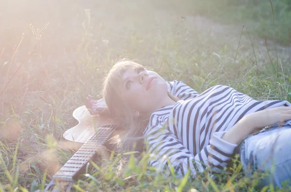 Hippie chica de estilo posando con una guitarra —  Fotos de Stock