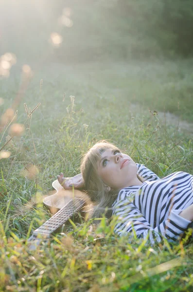 Hippie stílus lány pózol egy gitár — Stock Fotó