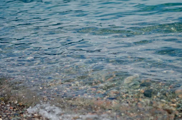 Морская текстура прозрачной воды — стоковое фото