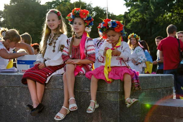 Niñas con ropa nacional ucraniana, vyshyvanka — Foto de Stock