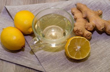 Limon ve zencefil kökleri gri arka plan üzerinde