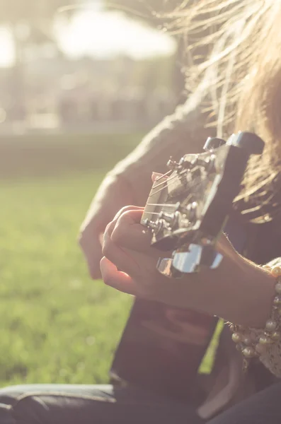 Длинноволосая блондинка с гитарой — стоковое фото