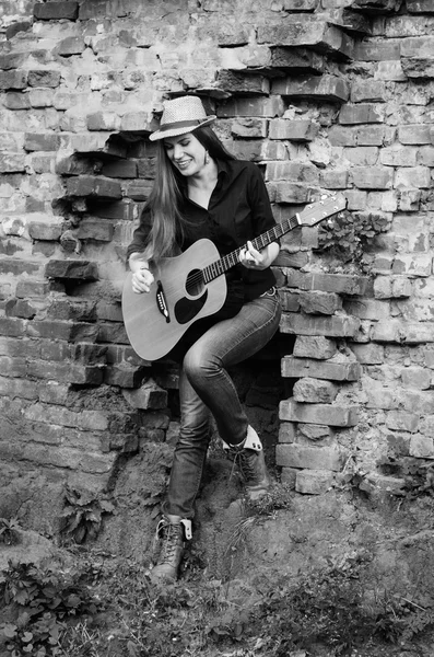 Μακρυμάλλης ξανθιά κοπέλα με μια κιθάρα, κάπνισμα — Φωτογραφία Αρχείου