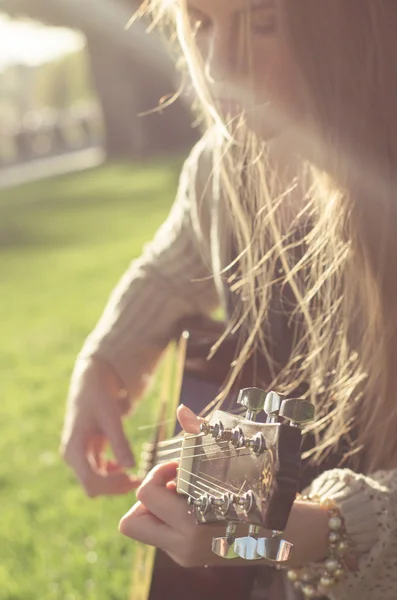 Long-haired blond girl posing with a guitar — Stock Photo, Image