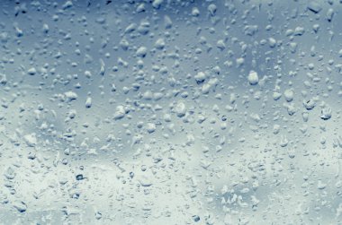 Pencere camına tonda mavi yağmur damlaları