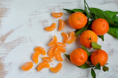 beyaz zemin üzerinde olgunlaşmış mandalina