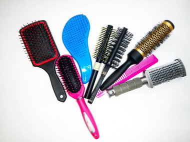 Saç şekillendirme için çeşitli ve renkli fırçalar ve taraklar.