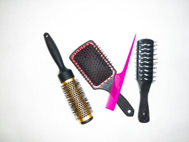Saç şekillendirme için çeşitli ve renkli fırçalar ve taraklar.