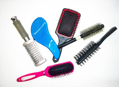 Saç şekillendirme için çeşitli ve renkli fırçalar ve taraklar.