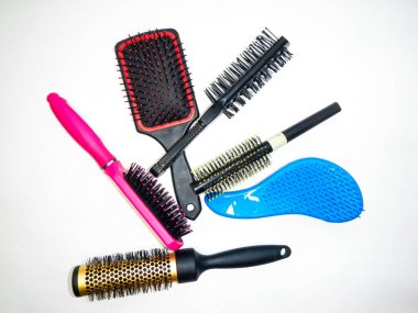 Saç şekillendirme için çeşitli ve renkli fırçalar ve taraklar.