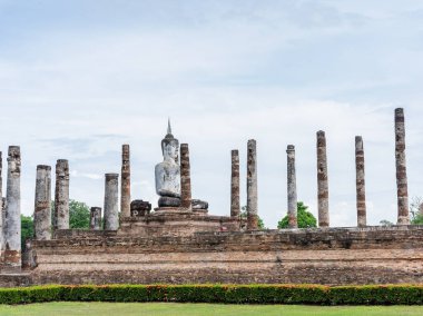 Sukhotai Tarih Parkı, Sukhothai Tarihi Parkı 'ndaki tapınak kalıntılarıyla büyük antik Buda resmi, Kuzey Tayland' daki UNESCO dünya mirası ve ünlü turizm merkezidir.