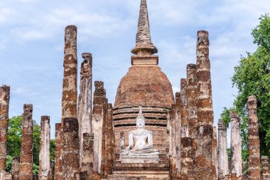 Sukhothai Tarih Parkı 'ndaki tapınağın yıkılması ile birlikte antik Buda imajı, Kuzey Tayland' daki UNESCO dünya mirası ve ünlü turizm merkezidir.