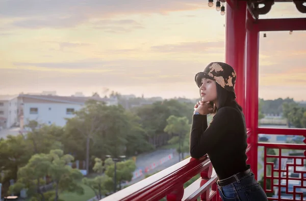 Porträtt Asiatisk Ung Kvinna Koppla Utsiktsplatsen Med Hisnande Utsikt Över — Stockfoto