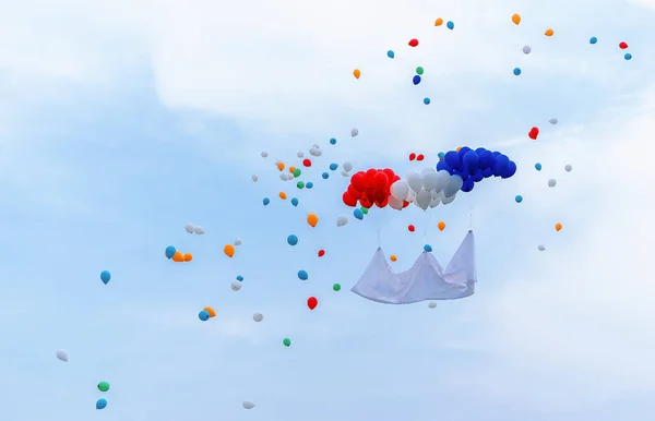 Bunte Luftballons Auf Blauem Himmelshintergrund Hängen Mit Weißem Leeren Namensschild — Stockfoto