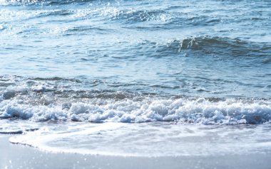 Kumlu sahilde yumuşak bir mavi okyanus dalgası. Metin için boşluk kopyala, Doğa arkaplan kavramı