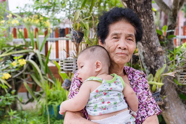 Gelukkig Senior Vrouw Met Schattige Baby Jongen Lente Bloemrijke Tuin — Stockfoto