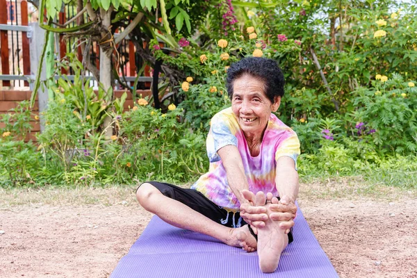 Senior Oude Vrouw Opwarming Stretching Oefening Yoga Mat Outdoor Natuur — Stockfoto