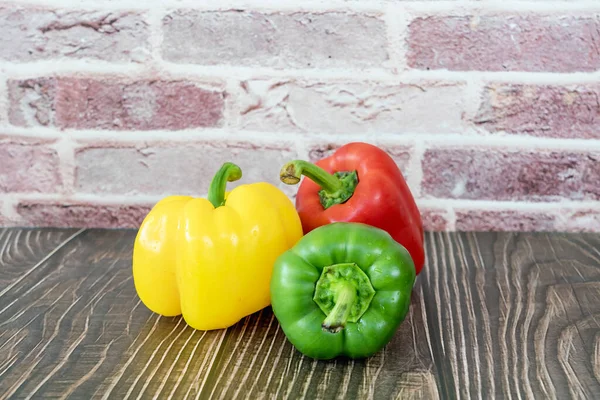 Φρέσκα Λαχανικά Τρία Γλυκά Κόκκινα Κίτρινα Πράσινα Πιπεριά Ξύλινο Τραπέζι — Φωτογραφία Αρχείου