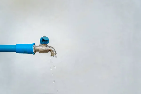 Крупный План Старого Водопроводного Крана Крана Протекающего Капля Воды Белым — стоковое фото